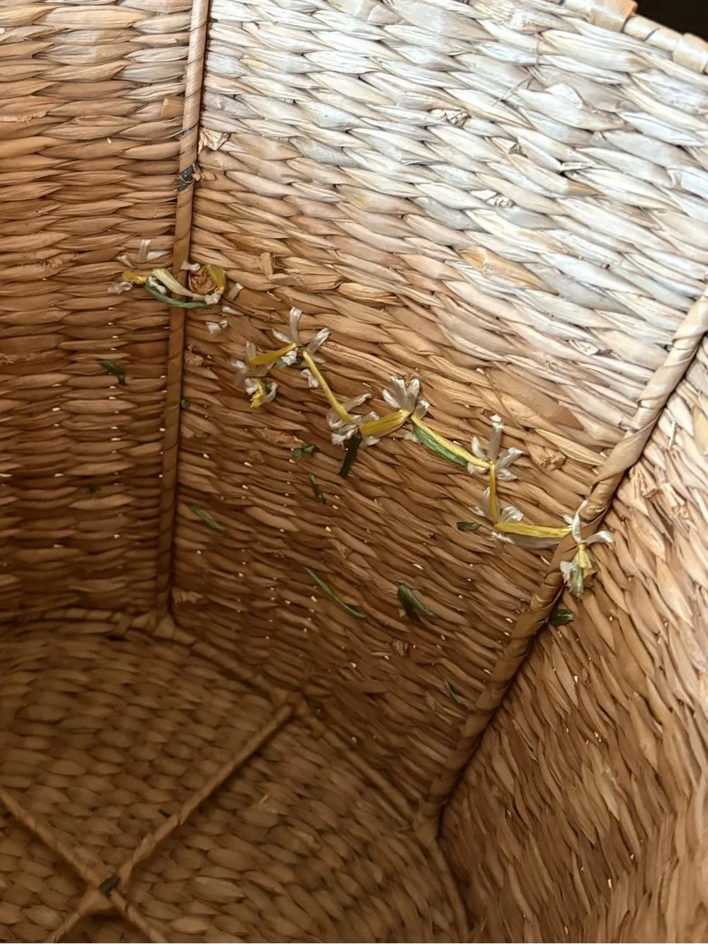 ADORABLE vintage natural woven seagrass basket with daisy floral embellishment